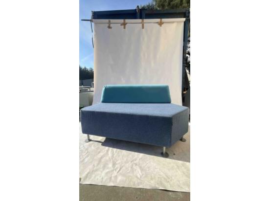 Używana pufa Penta Bejot niebieska lewa, do przestrzeni publicznych