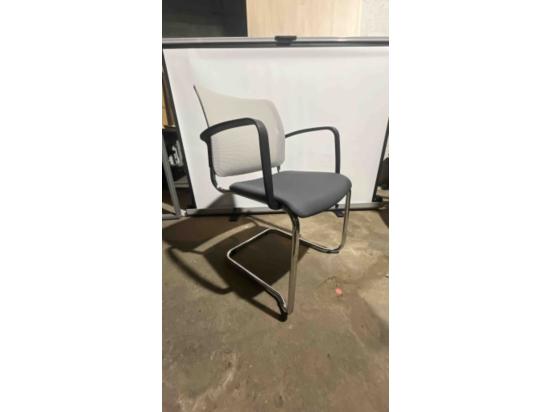 Używane krzesło konferencyjne Rim szara tapicerka, srebrna podstawa, na płozach