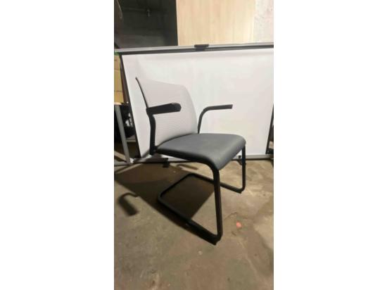 krzesło Używane krzesło konferencyjne Steelcase Eastside na płozach