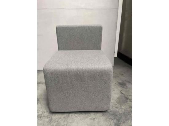 Używana pufa kwadratowa – szara, niskie oparcie, modułowa