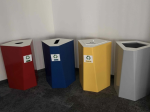 Używany zestaw koszy do segregacji śmieci biurowych – 4 kolory