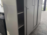 Używana szafka biurowa niska Steelcase przesuwne drzwi sz. 80 cm gł. 43 cm wys. 117 cm