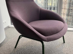 Używany fotel Always Lounge Chair marki Naughtone fioletowy
