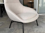 Używany fotel Always Lounge Chair marki Naughtone beżowy