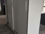 Używana szafka biurowa niska Steelcase przesuwne drzwi sz. 80 cm gł. 43 cm wys. 117 cm