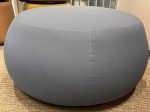 Używana pufa Arper jasno niebieska 90 cm
