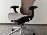 Używany fotel biurowy Herman Miller Mirra brązowy