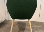 Używane krzesło kuchenne tapicerowane zielone z nogami w kolorze drewna