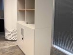Używana szafka biurowa Steelcase biała z półkami – witryna