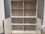 Używana szafka biurowa Steelcase biała z półkami – witryna