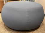 Używana pufa Arper jasno niebieska 90 cm