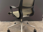 Używane krzesło biurowe / konferencyjne Setu Herman Miller oliwkowe