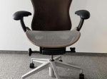 Używany fotel biurowy Herman Miller Mirra brązowy