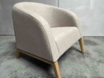 Używany fotel tapicerowany NOTI MULA beżowy, drewniane nogi