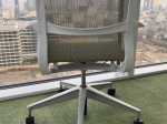 Używane krzesło biurowe / konferencyjne Setu Herman Miller białe- oliwkowe