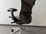 Używany fotel biurowy Herman Miller Mirra brązowy