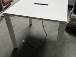 Używany stół kwadratowy 80×80×74 cm biały, z mediaportem, 4 białe nogi