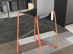 Używany hoker barowy Cavatino Steelcase szare siedzisko pomarańczowe nogi 75 cm