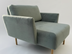 Używany fotel głęboki Muse NOTI szałwiowy, drewniane nogi