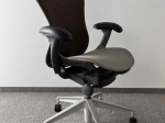 Używany fotel biurowy Herman Miller Mirra brązowy