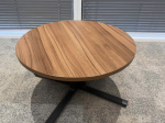 Używany stolik kawowy z drewnopodobnym blatem, Średnica 75 cm