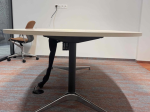 Używany stół konferencyjny owalny jasny Herman Miller 220x120 cm