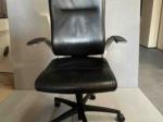 Używany fotel biurowy Dauphin czarny, wysokie oparcie, z zagłówkiem