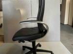 Używany fotel biurowy Dauphin czarny, wysokie oparcie, z zagłówkiem