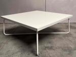 Używany stolik kawowy  kwadratowy 90x90 cm, niski, biały blat, metalowe nogi