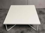 Używany stolik kawowy  kwadratowy 90x90 cm, niski, biały blat, metalowe nogi