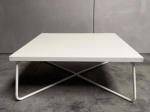 Używany stolik kawowy  kwadratowy 90x90 cm, niski, biały blat, metalowe nogi
