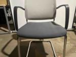 Używane krzesło konferencyjne Rim szara tapicerka, srebrna podstawa, na płozach