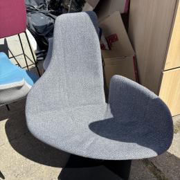 Używany fotel Moroso Fjord niebieski, obrotowy, tapicerowany