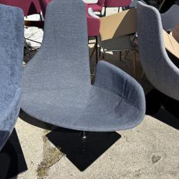 Używany fotel designerski Moroso Fjord ciemny granat, tapicerowany