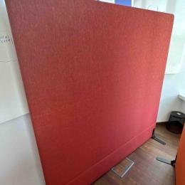 Panel wolnostojący czerwony marka Götessons