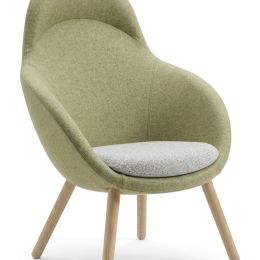 Używany fotel VIENI Wood Bejot jasna zielona tapicerka, drewniane nogi