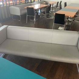 Sofa szara z podłokietnikami