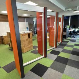 Panel wolnostojący częściowo przeszklony