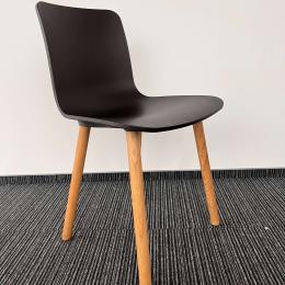 Krzesło kuchenne brązowe Vitra nóżki jasne drewniane