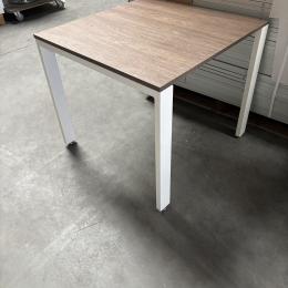 Stolik 80 x 80 na białych nogach z ciemnym blatem