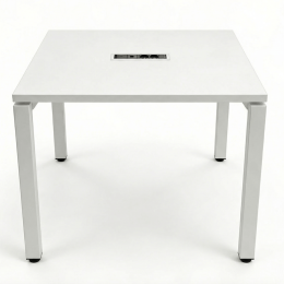 Używany stół kwadratowy 80×80×74 cm biały, z mediaportem, 4 białe nogi