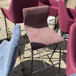 Używany hoker barowy Evora tapicerowany, melanż, nóżki srebrne