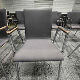 Krzesło konferencyjne czarne z podłokietnikiem