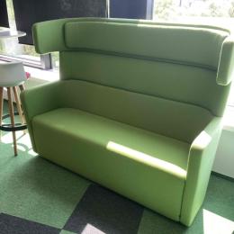 Używana sofa PARCS Wing – zielona, uszak z wysokim oparciem marki BENE