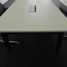 Stół konferencyjny biały z mediaportem 140x140