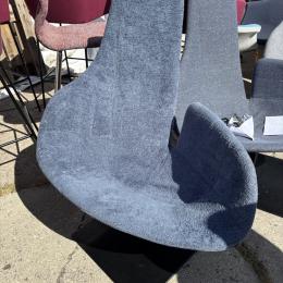 Używany fotel Moroso Fjord granatowy, obrotowy, tapicerowany