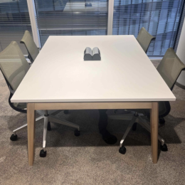 Używany stół konferencyjny biały biurowy z drewnianymi nogami 160 x 120 cm