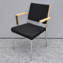 Krzesło ISKU czarne z podłokietnikami