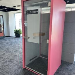 Używana budka akustyczna jednoosobowa różowa, z wbudowanym stolikiem