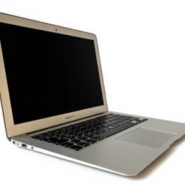 Używany MacBook Air 13" z 2017 roku w systemie macOS